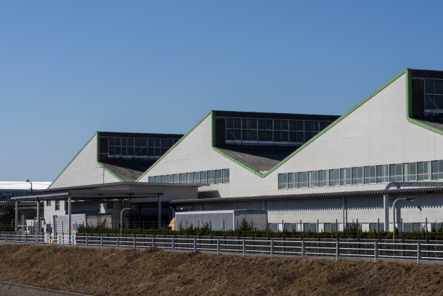 基幹の受発注メールを一つのドメインで複数サーバーの構成へ刷新。サブドメインを使わず入り口を特定できるため、なりすましや迷惑メールが激減。到達性が上がって業務が安定し、サーバー統合でコストの削減とランサムウェア対策も実現。